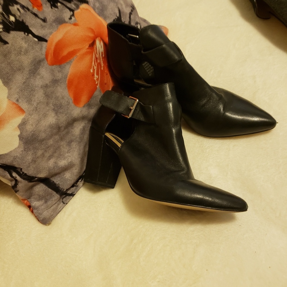 Steven by Steve Madden Black leather booties